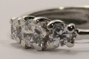 Anello con pietre montate